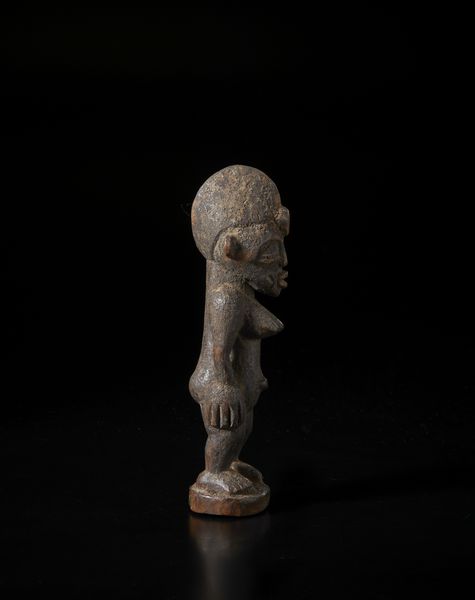 Senufo - Costa d'Avorio/Mali : Scultura antropomorfa. Legno duro a patina scura crostosa.  - Asta Asta 422 | AFRICA, OCEANIA E AMERICHE - ARTIGIANATO AFRICANO: VARI COMMITTENTI E SELEZIONE DALLA COLLEZIONE BARTOLOMUCCI Online - Associazione Nazionale - Case d'Asta italiane