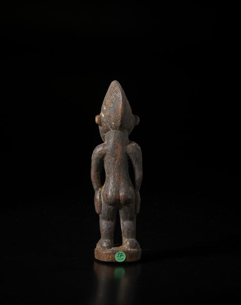 Senufo - Costa d'Avorio/Mali : Scultura antropomorfa. Legno duro a patina scura crostosa.  - Asta Asta 422 | AFRICA, OCEANIA E AMERICHE - ARTIGIANATO AFRICANO: VARI COMMITTENTI E SELEZIONE DALLA COLLEZIONE BARTOLOMUCCI Online - Associazione Nazionale - Case d'Asta italiane