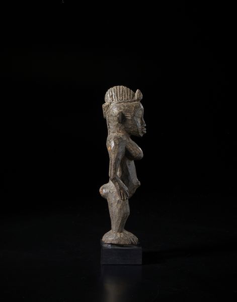 Senufo - Costa d'Avorio/Mali : Scultura antropomorfa. Legno duro a patina scura.  - Asta Asta 422 | AFRICA, OCEANIA E AMERICHE - ARTIGIANATO AFRICANO: VARI COMMITTENTI E SELEZIONE DALLA COLLEZIONE BARTOLOMUCCI Online - Associazione Nazionale - Case d'Asta italiane