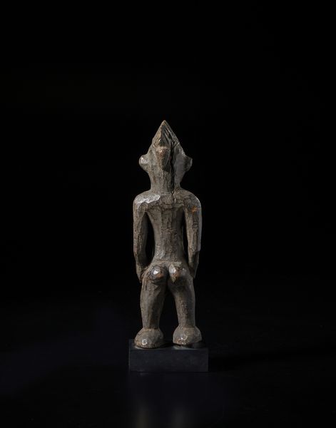 Senufo - Costa d'Avorio/Mali : Scultura antropomorfa. Legno duro a patina scura.  - Asta Asta 422 | AFRICA, OCEANIA E AMERICHE - ARTIGIANATO AFRICANO: VARI COMMITTENTI E SELEZIONE DALLA COLLEZIONE BARTOLOMUCCI Online - Associazione Nazionale - Case d'Asta italiane