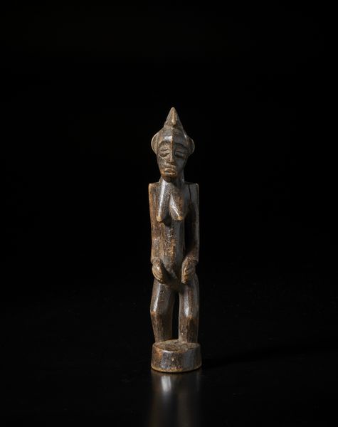 Senufo - Costa d'Avorio/Mali : Scultura antropomorfa.Legno duro a patina bruna.  - Asta Asta 422 | AFRICA, OCEANIA E AMERICHE - ARTIGIANATO AFRICANO: VARI COMMITTENTI E SELEZIONE DALLA COLLEZIONE BARTOLOMUCCI Online - Associazione Nazionale - Case d'Asta italiane