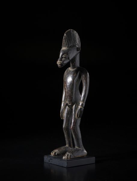 Senufo - Costa d'Avorio/Mali : Scultura antropomorfa. Legno duro a patina nera.  - Asta Asta 422 | AFRICA, OCEANIA E AMERICHE - ARTIGIANATO AFRICANO: VARI COMMITTENTI E SELEZIONE DALLA COLLEZIONE BARTOLOMUCCI Online - Associazione Nazionale - Case d'Asta italiane