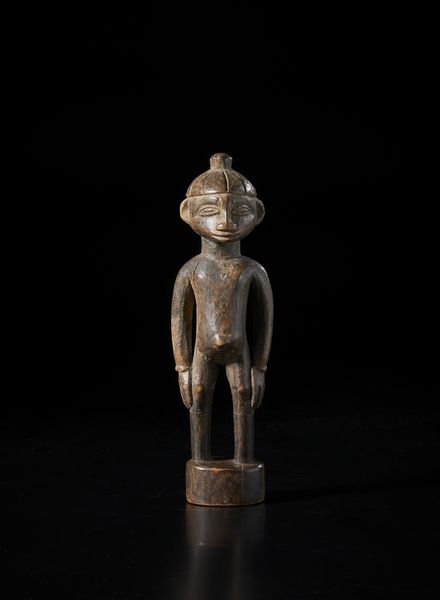 Senufo - Costa d'Avorio/Mali : Scultura antropomorfa. Legno duro a patina scura.  - Asta Asta 422 | AFRICA, OCEANIA E AMERICHE - ARTIGIANATO AFRICANO: VARI COMMITTENTI E SELEZIONE DALLA COLLEZIONE BARTOLOMUCCI Online - Associazione Nazionale - Case d'Asta italiane