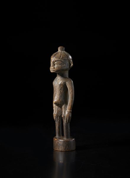 Senufo - Costa d'Avorio/Mali : Scultura antropomorfa. Legno duro a patina scura.  - Asta Asta 422 | AFRICA, OCEANIA E AMERICHE - ARTIGIANATO AFRICANO: VARI COMMITTENTI E SELEZIONE DALLA COLLEZIONE BARTOLOMUCCI Online - Associazione Nazionale - Case d'Asta italiane