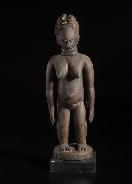 Mende - Sierra Leone : Scultura  antropomorfa femminile.Legno a patina bruna.  - Asta Asta 422 | AFRICA, OCEANIA E AMERICHE - ARTIGIANATO AFRICANO: VARI COMMITTENTI E SELEZIONE DALLA COLLEZIONE BARTOLOMUCCI Online - Associazione Nazionale - Case d'Asta italiane