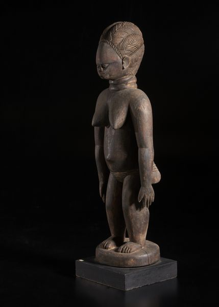 Mende - Sierra Leone : Scultura  antropomorfa femminile.Legno a patina bruna.  - Asta Asta 422 | AFRICA, OCEANIA E AMERICHE - ARTIGIANATO AFRICANO: VARI COMMITTENTI E SELEZIONE DALLA COLLEZIONE BARTOLOMUCCI Online - Associazione Nazionale - Case d'Asta italiane