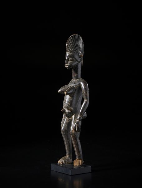 Senufo - Costa d'Avorio/Mali : Scultura antropomorfa. Legno duro a patina scura.  - Asta Asta 422 | AFRICA, OCEANIA E AMERICHE - ARTIGIANATO AFRICANO: VARI COMMITTENTI E SELEZIONE DALLA COLLEZIONE BARTOLOMUCCI Online - Associazione Nazionale - Case d'Asta italiane