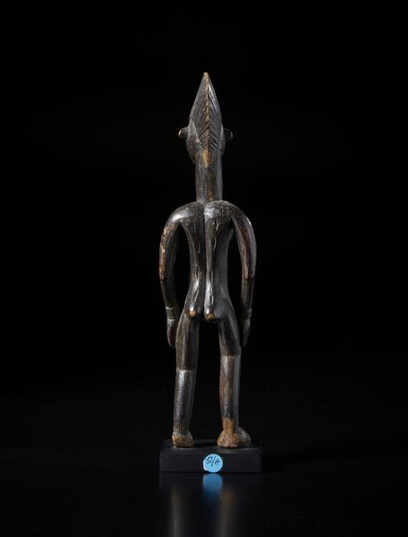 Senufo - Costa d'Avorio/Mali : Scultura antropomorfa. Legno duro a patina scura.  - Asta Asta 422 | AFRICA, OCEANIA E AMERICHE - ARTIGIANATO AFRICANO: VARI COMMITTENTI E SELEZIONE DALLA COLLEZIONE BARTOLOMUCCI Online - Associazione Nazionale - Case d'Asta italiane