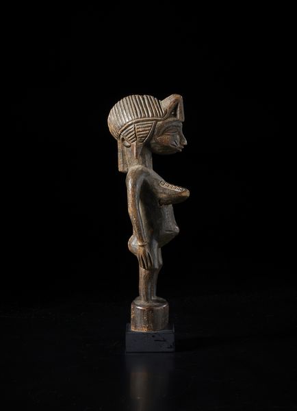 Senufo - Costa d'Avorio/Mali : Scultura antropomorfa. Legno scuro a patina scura.  - Asta Asta 422 | AFRICA, OCEANIA E AMERICHE - ARTIGIANATO AFRICANO: VARI COMMITTENTI E SELEZIONE DALLA COLLEZIONE BARTOLOMUCCI Online - Associazione Nazionale - Case d'Asta italiane