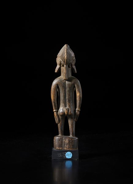 Senufo - Costa d'Avorio/Mali : Scultura antropomorfa. Legno scuro a patina scura.  - Asta Asta 422 | AFRICA, OCEANIA E AMERICHE - ARTIGIANATO AFRICANO: VARI COMMITTENTI E SELEZIONE DALLA COLLEZIONE BARTOLOMUCCI Online - Associazione Nazionale - Case d'Asta italiane