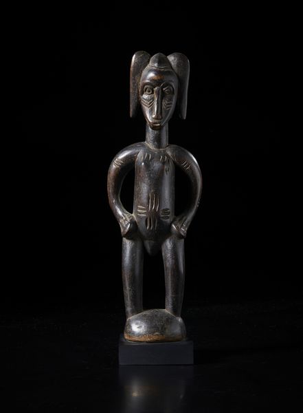 Senufo - Costa d'Avorio/Mali : Scultura antropomorfa. Legno duro a patina scura.  - Asta Asta 422 | AFRICA, OCEANIA E AMERICHE - ARTIGIANATO AFRICANO: VARI COMMITTENTI E SELEZIONE DALLA COLLEZIONE BARTOLOMUCCI Online - Associazione Nazionale - Case d'Asta italiane