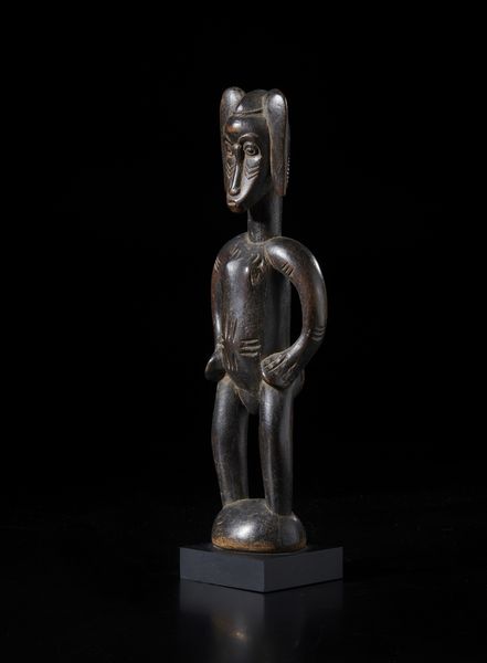 Senufo - Costa d'Avorio/Mali : Scultura antropomorfa. Legno duro a patina scura.  - Asta Asta 422 | AFRICA, OCEANIA E AMERICHE - ARTIGIANATO AFRICANO: VARI COMMITTENTI E SELEZIONE DALLA COLLEZIONE BARTOLOMUCCI Online - Associazione Nazionale - Case d'Asta italiane