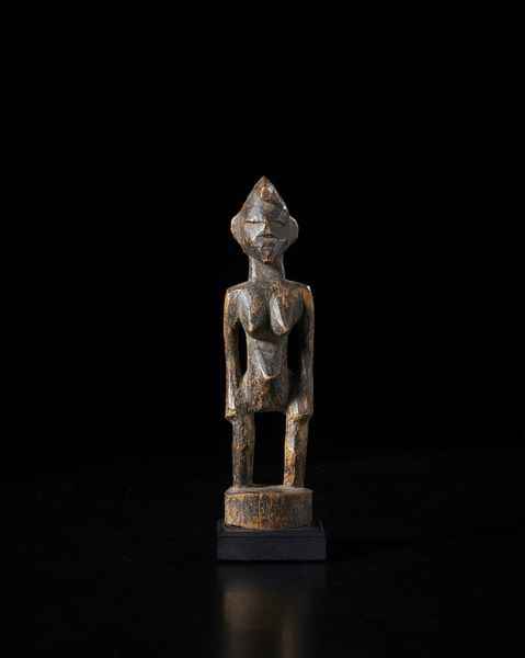 Senufo - Costa d'Avorio/Mali : Scultura antropomorfa. Legno duro a patina scura.  - Asta Asta 422 | AFRICA, OCEANIA E AMERICHE - ARTIGIANATO AFRICANO: VARI COMMITTENTI E SELEZIONE DALLA COLLEZIONE BARTOLOMUCCI Online - Associazione Nazionale - Case d'Asta italiane