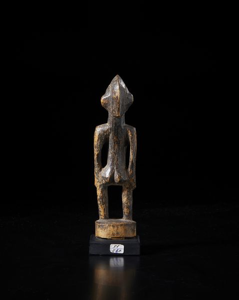 Senufo - Costa d'Avorio/Mali : Scultura antropomorfa. Legno duro a patina scura.  - Asta Asta 422 | AFRICA, OCEANIA E AMERICHE - ARTIGIANATO AFRICANO: VARI COMMITTENTI E SELEZIONE DALLA COLLEZIONE BARTOLOMUCCI Online - Associazione Nazionale - Case d'Asta italiane