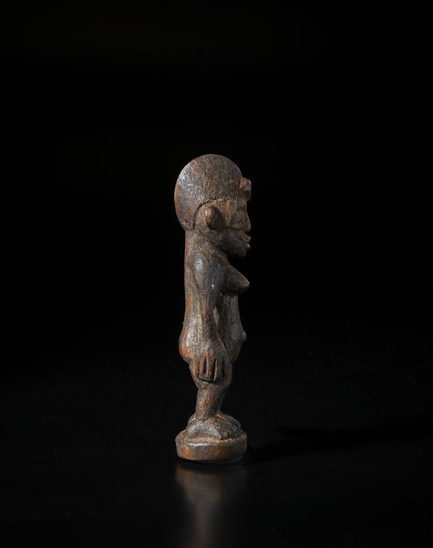 Senufo - Costa d'Avorio/Mali : Scultura antropomorfa. Legno duro a patina scura e crostosa.  - Asta Asta 422 | AFRICA, OCEANIA E AMERICHE - ARTIGIANATO AFRICANO: VARI COMMITTENTI E SELEZIONE DALLA COLLEZIONE BARTOLOMUCCI Online - Associazione Nazionale - Case d'Asta italiane