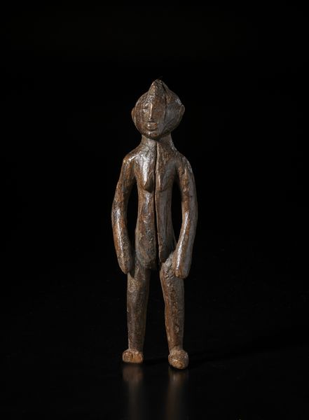 Mossi - Burkina Faso : Scultura antropomorfa. Legno a patina marrone lucida.  - Asta Asta 422 | AFRICA, OCEANIA E AMERICHE - ARTIGIANATO AFRICANO: VARI COMMITTENTI E SELEZIONE DALLA COLLEZIONE BARTOLOMUCCI Online - Associazione Nazionale - Case d'Asta italiane