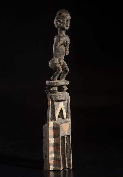 Dogon - Mali : Maschera Walu con scultura a figura  antropomorfa femminile sovrastante. Legno, caolino e pigmenti.  - Asta Asta 422 | AFRICA, OCEANIA E AMERICHE - ARTIGIANATO AFRICANO: VARI COMMITTENTI E SELEZIONE DALLA COLLEZIONE BARTOLOMUCCI Online - Associazione Nazionale - Case d'Asta italiane