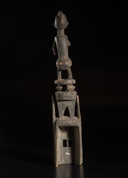 Dogon - Mali : Maschera Walu con scultura a figura  antropomorfa femminile sovrastante. Legno, caolino e pigmenti.  - Asta Asta 422 | AFRICA, OCEANIA E AMERICHE - ARTIGIANATO AFRICANO: VARI COMMITTENTI E SELEZIONE DALLA COLLEZIONE BARTOLOMUCCI Online - Associazione Nazionale - Case d'Asta italiane