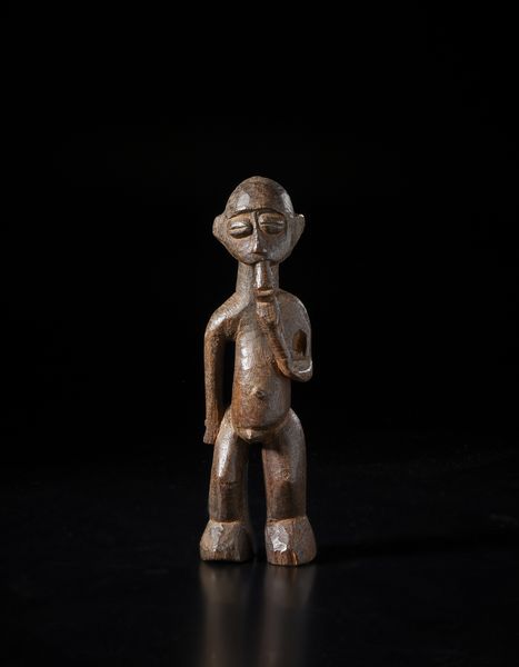 Lobi - Burkina Faso/Costa d'Avorio : Scultura antropomorfa Bateba con pipa. Legno a patina marrone lucida.  - Asta Asta 422 | AFRICA, OCEANIA E AMERICHE - ARTIGIANATO AFRICANO: VARI COMMITTENTI E SELEZIONE DALLA COLLEZIONE BARTOLOMUCCI Online - Associazione Nazionale - Case d'Asta italiane