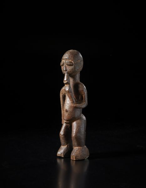 Lobi - Burkina Faso/Costa d'Avorio : Scultura antropomorfa Bateba con pipa. Legno a patina marrone lucida.  - Asta Asta 422 | AFRICA, OCEANIA E AMERICHE - ARTIGIANATO AFRICANO: VARI COMMITTENTI E SELEZIONE DALLA COLLEZIONE BARTOLOMUCCI Online - Associazione Nazionale - Case d'Asta italiane