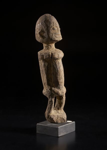 Dogon - Mali : Scultura antropomorfa. Legno duro a patina chiara.  - Asta Asta 422 | AFRICA, OCEANIA E AMERICHE - ARTIGIANATO AFRICANO: VARI COMMITTENTI E SELEZIONE DALLA COLLEZIONE BARTOLOMUCCI Online - Associazione Nazionale - Case d'Asta italiane