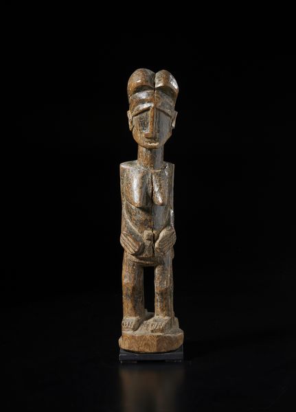 Guro - Costa d'Avorio : Scultura antropomorfa femminile. Legno duro a patina scura.  - Asta Asta 422 | AFRICA, OCEANIA E AMERICHE - ARTIGIANATO AFRICANO: VARI COMMITTENTI E SELEZIONE DALLA COLLEZIONE BARTOLOMUCCI Online - Associazione Nazionale - Case d'Asta italiane