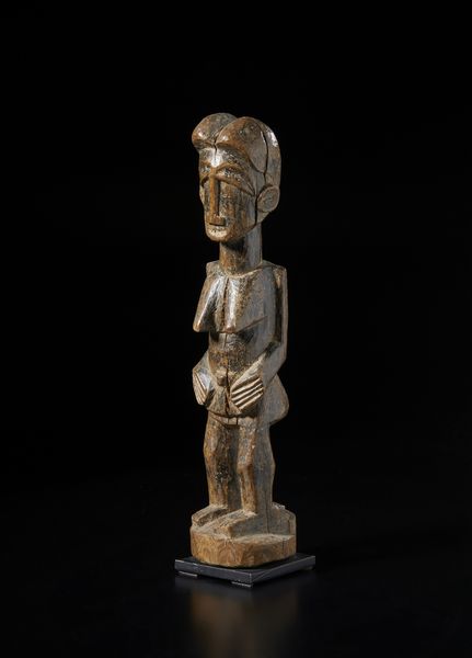 Guro - Costa d'Avorio : Scultura antropomorfa femminile. Legno duro a patina scura.  - Asta Asta 422 | AFRICA, OCEANIA E AMERICHE - ARTIGIANATO AFRICANO: VARI COMMITTENTI E SELEZIONE DALLA COLLEZIONE BARTOLOMUCCI Online - Associazione Nazionale - Case d'Asta italiane