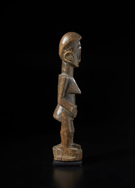 Guro - Costa d'Avorio : Scultura antropomorfa femminile. Legno duro a patina scura.  - Asta Asta 422 | AFRICA, OCEANIA E AMERICHE - ARTIGIANATO AFRICANO: VARI COMMITTENTI E SELEZIONE DALLA COLLEZIONE BARTOLOMUCCI Online - Associazione Nazionale - Case d'Asta italiane