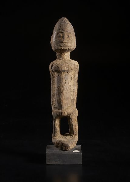 Dogon - Mali : Scultura antropomorfa. Legno duro a patina chiara.  - Asta Asta 422 | AFRICA, OCEANIA E AMERICHE - ARTIGIANATO AFRICANO: VARI COMMITTENTI E SELEZIONE DALLA COLLEZIONE BARTOLOMUCCI Online - Associazione Nazionale - Case d'Asta italiane