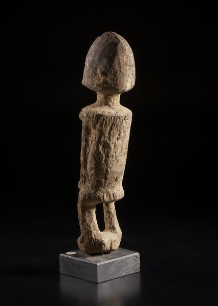 Dogon - Mali : Scultura antropomorfa. Legno duro a patina chiara.  - Asta Asta 422 | AFRICA, OCEANIA E AMERICHE - ARTIGIANATO AFRICANO: VARI COMMITTENTI E SELEZIONE DALLA COLLEZIONE BARTOLOMUCCI Online - Associazione Nazionale - Case d'Asta italiane