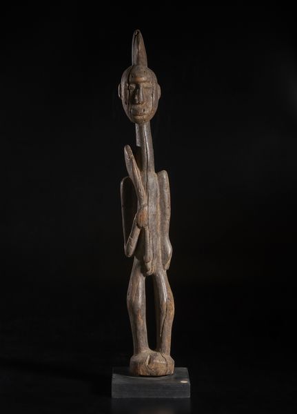 Mossi - Burkina Faso : Scultura antropomorfa di dignitario con insegna di rango. Legno duro a patina naturale.  - Asta Asta 422 | AFRICA, OCEANIA E AMERICHE - ARTIGIANATO AFRICANO: VARI COMMITTENTI E SELEZIONE DALLA COLLEZIONE BARTOLOMUCCI Online - Associazione Nazionale - Case d'Asta italiane