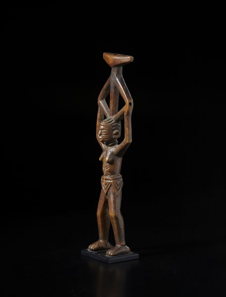 Mossi - Burkina Faso : Fischietto con figura antropomorfa con braccia alzate.Legno duro a patina chiara.  - Asta Asta 422 | AFRICA, OCEANIA E AMERICHE - ARTIGIANATO AFRICANO: VARI COMMITTENTI E SELEZIONE DALLA COLLEZIONE BARTOLOMUCCI Online - Associazione Nazionale - Case d'Asta italiane