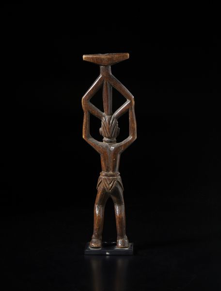 Mossi - Burkina Faso : Fischietto con figura antropomorfa con braccia alzate.Legno duro a patina chiara.  - Asta Asta 422 | AFRICA, OCEANIA E AMERICHE - ARTIGIANATO AFRICANO: VARI COMMITTENTI E SELEZIONE DALLA COLLEZIONE BARTOLOMUCCI Online - Associazione Nazionale - Case d'Asta italiane