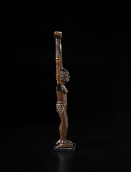 Mossi - Burkina Faso : Fischietto con figura antropomorfa con braccia alzate.Legno duro a patina chiara.  - Asta Asta 422 | AFRICA, OCEANIA E AMERICHE - ARTIGIANATO AFRICANO: VARI COMMITTENTI E SELEZIONE DALLA COLLEZIONE BARTOLOMUCCI Online - Associazione Nazionale - Case d'Asta italiane