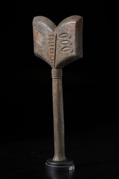 Yoruba -Nigeria : Shango o scettro con figure geometriche incise. Legno a patina marrone.  - Asta Asta 422 | AFRICA, OCEANIA E AMERICHE - ARTIGIANATO AFRICANO: VARI COMMITTENTI E SELEZIONE DALLA COLLEZIONE BARTOLOMUCCI Online - Associazione Nazionale - Case d'Asta italiane