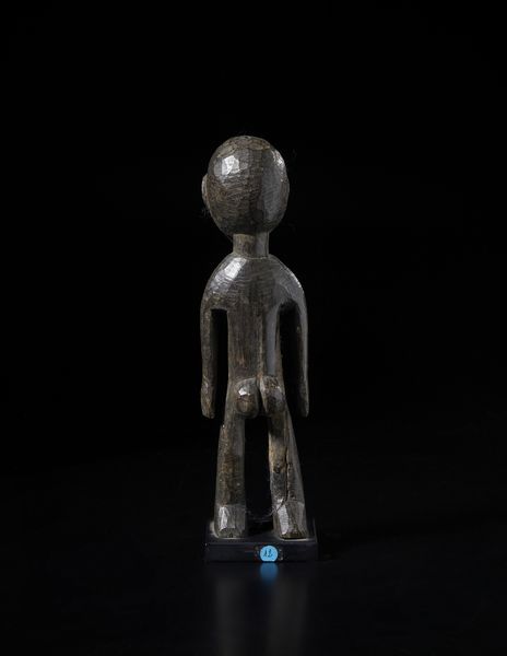 Lobi - Burkina Faso/Costa d'Avorio : Scultura antropomorfa Bateba. Legno duro con patina scura.  - Asta Asta 422 | AFRICA, OCEANIA E AMERICHE - ARTIGIANATO AFRICANO: VARI COMMITTENTI E SELEZIONE DALLA COLLEZIONE BARTOLOMUCCI Online - Associazione Nazionale - Case d'Asta italiane