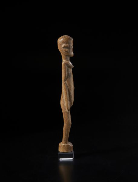 Lobi - Burkina Faso/Costa d'Avorio : Scultura  antropomorfa. Legno duro a patina naturale.  - Asta Asta 422 | AFRICA, OCEANIA E AMERICHE - ARTIGIANATO AFRICANO: VARI COMMITTENTI E SELEZIONE DALLA COLLEZIONE BARTOLOMUCCI Online - Associazione Nazionale - Case d'Asta italiane