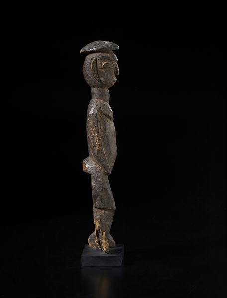 Lobi - Burkina Faso/Costa d'Avorio : Scultura antropomorfa Bateba. Legno duro a patina scura.  - Asta Asta 422 | AFRICA, OCEANIA E AMERICHE - ARTIGIANATO AFRICANO: VARI COMMITTENTI E SELEZIONE DALLA COLLEZIONE BARTOLOMUCCI Online - Associazione Nazionale - Case d'Asta italiane