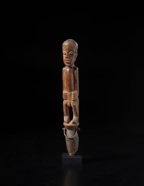 Lobi - Burkina Faso/Costa d'Avorio : Scultura-palo in legno duro, metallo.  - Asta Asta 422 | AFRICA, OCEANIA E AMERICHE - ARTIGIANATO AFRICANO: VARI COMMITTENTI E SELEZIONE DALLA COLLEZIONE BARTOLOMUCCI Online - Associazione Nazionale - Case d'Asta italiane