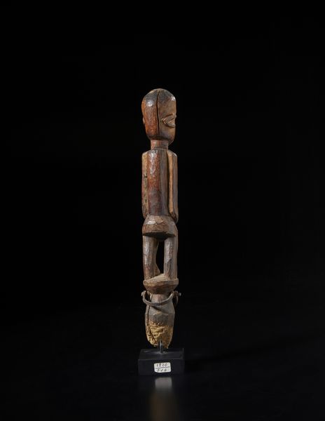 Lobi - Burkina Faso/Costa d'Avorio : Scultura-palo in legno duro, metallo.  - Asta Asta 422 | AFRICA, OCEANIA E AMERICHE - ARTIGIANATO AFRICANO: VARI COMMITTENTI E SELEZIONE DALLA COLLEZIONE BARTOLOMUCCI Online - Associazione Nazionale - Case d'Asta italiane