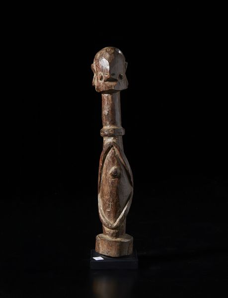 Wurkum - Nigeria : Scultura  antropomorfa stilizzata. Legno duro a patina bruno-rossastra.  - Asta Asta 422 | AFRICA, OCEANIA E AMERICHE - ARTIGIANATO AFRICANO: VARI COMMITTENTI E SELEZIONE DALLA COLLEZIONE BARTOLOMUCCI Online - Associazione Nazionale - Case d'Asta italiane