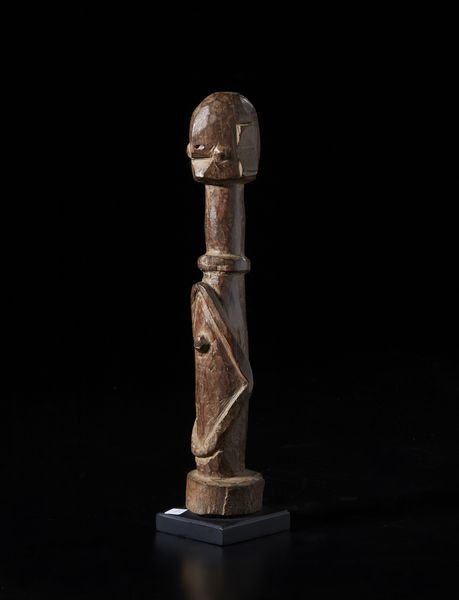 Wurkum - Nigeria : Scultura  antropomorfa stilizzata. Legno duro a patina bruno-rossastra.  - Asta Asta 422 | AFRICA, OCEANIA E AMERICHE - ARTIGIANATO AFRICANO: VARI COMMITTENTI E SELEZIONE DALLA COLLEZIONE BARTOLOMUCCI Online - Associazione Nazionale - Case d'Asta italiane