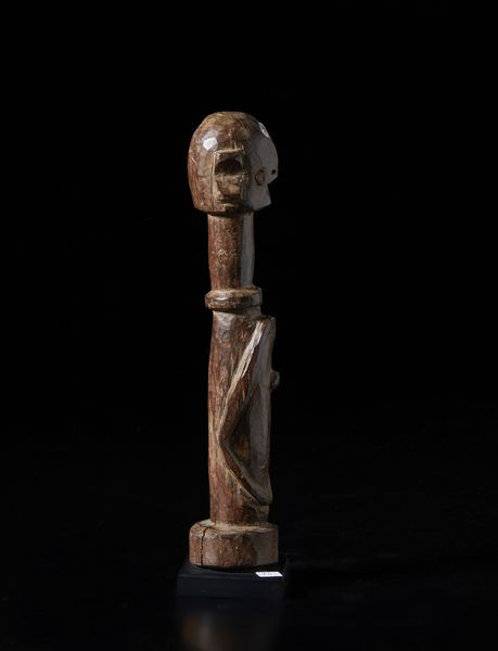 Wurkum - Nigeria : Scultura  antropomorfa stilizzata. Legno duro a patina bruno-rossastra.  - Asta Asta 422 | AFRICA, OCEANIA E AMERICHE - ARTIGIANATO AFRICANO: VARI COMMITTENTI E SELEZIONE DALLA COLLEZIONE BARTOLOMUCCI Online - Associazione Nazionale - Case d'Asta italiane