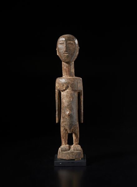 Ewe - Ghana : Scultura antropomorfa. Legno a patina chiara e tracce di caolino.  - Asta Asta 422 | AFRICA, OCEANIA E AMERICHE - ARTIGIANATO AFRICANO: VARI COMMITTENTI E SELEZIONE DALLA COLLEZIONE BARTOLOMUCCI Online - Associazione Nazionale - Case d'Asta italiane