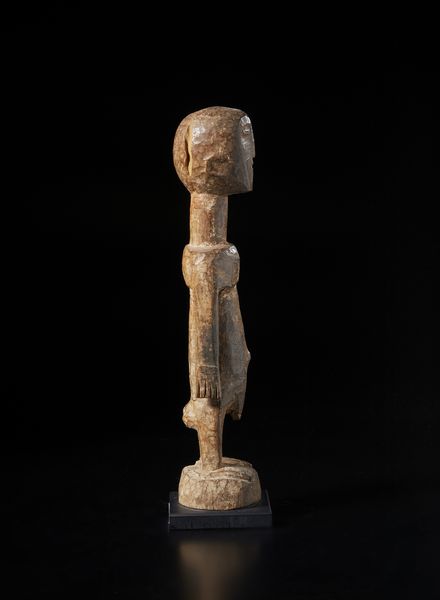 Ewe - Ghana : Scultura antropomorfa. Legno a patina chiara e tracce di caolino.  - Asta Asta 422 | AFRICA, OCEANIA E AMERICHE - ARTIGIANATO AFRICANO: VARI COMMITTENTI E SELEZIONE DALLA COLLEZIONE BARTOLOMUCCI Online - Associazione Nazionale - Case d'Asta italiane