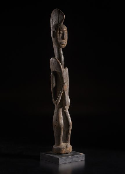 Mossi - Burkina Faso : Scultura antropomorfa di dignitario con insegna di rango. Legno duro a patina naturale.  - Asta Asta 422 | AFRICA, OCEANIA E AMERICHE - ARTIGIANATO AFRICANO: VARI COMMITTENTI E SELEZIONE DALLA COLLEZIONE BARTOLOMUCCI Online - Associazione Nazionale - Case d'Asta italiane