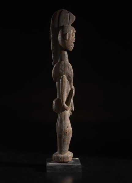 Mossi - Burkina Faso : Scultura antropomorfa di dignitario con insegna di rango. Legno duro a patina naturale.  - Asta Asta 422 | AFRICA, OCEANIA E AMERICHE - ARTIGIANATO AFRICANO: VARI COMMITTENTI E SELEZIONE DALLA COLLEZIONE BARTOLOMUCCI Online - Associazione Nazionale - Case d'Asta italiane