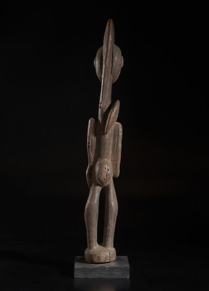 Mossi - Burkina Faso : Scultura antropomorfa di dignitario con insegna di rango. Legno duro a patina naturale.  - Asta Asta 422 | AFRICA, OCEANIA E AMERICHE - ARTIGIANATO AFRICANO: VARI COMMITTENTI E SELEZIONE DALLA COLLEZIONE BARTOLOMUCCI Online - Associazione Nazionale - Case d'Asta italiane