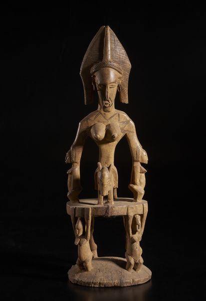 Bambara - Mali : Complessa scultura caratterizzata da un cavallo e cavaliere con testa  gianeiforme che poggia su seggio sostenuto da quattro cariatidi in forma antropomorfa.  Legno duro a patina naturale e ferro.  - Asta Asta 422 | AFRICA, OCEANIA E AMERICHE - ARTIGIANATO AFRICANO: VARI COMMITTENTI E SELEZIONE DALLA COLLEZIONE BARTOLOMUCCI Online - Associazione Nazionale - Case d'Asta italiane