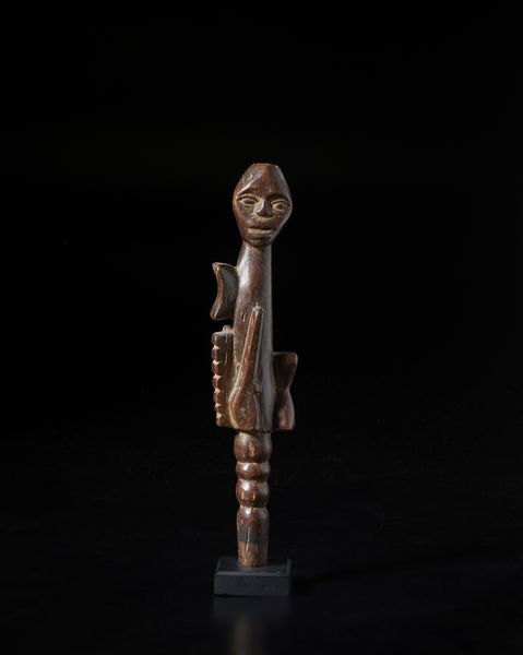 Fon - Nigeria/Benin : Scettro o parte sommitale di bastone con  scultura antropomorfa.Legno a patina marrone e pigmento.  - Asta Asta 422 | AFRICA, OCEANIA E AMERICHE - ARTIGIANATO AFRICANO: VARI COMMITTENTI E SELEZIONE DALLA COLLEZIONE BARTOLOMUCCI Online - Associazione Nazionale - Case d'Asta italiane